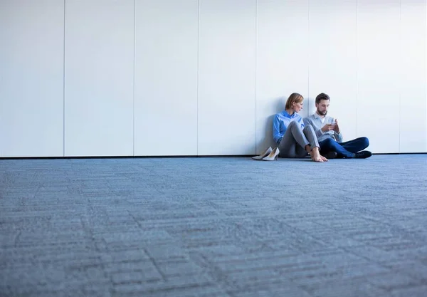 Επιχειρηματίας Και Γυναίκα Κάθεται Στο Πάτωμα Μεγάλο Διάδρομο Ανάπαυσης Μετά — Φωτογραφία Αρχείου