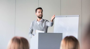 İş adamı bir iş toplantısında konferans veriyor.