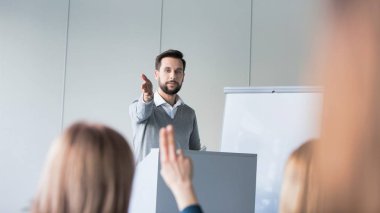İş adamı bir iş toplantısında konferans veriyor.