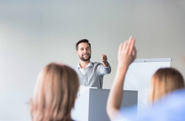 İş adamı bir iş toplantısında konferans veriyor.