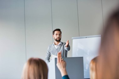 İş adamı bir iş toplantısında konferans veriyor.
