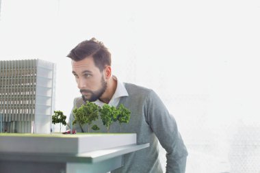 Yeni konut geliştirme binasını denetleyen bir grup mimar, öğrenci veya müşteri