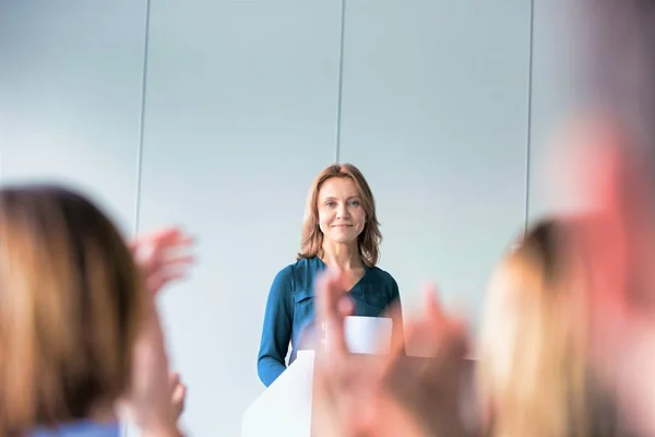 Aantrekkelijke Zakenvrouw Doet Een Belangrijke Toespraak Een Conventie Conferentie Krijgt — Stockfoto