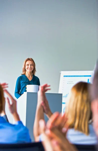 Aantrekkelijke Zakenvrouw Doet Een Belangrijke Toespraak Een Conventie Conferentie Krijgt — Stockfoto