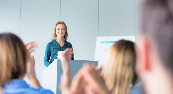 Atractiva Empresaria Que Hace Discurso Clave Una Conferencia Convención Que — Foto de Stock