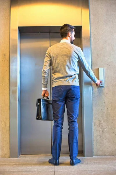 Homme Affaires Appuie Sur Bouton Ascenseur Attend Patiemment — Photo