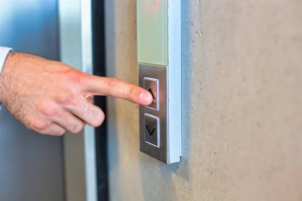 Close Van Hand Drukken Lift Knop — Stockfoto