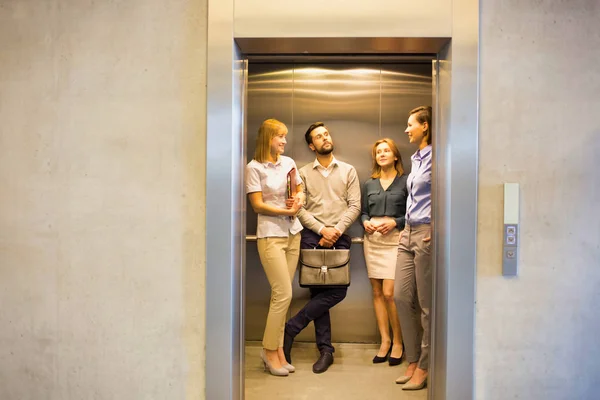 Grupp Affärsmän Och Kvinnor Väntar Hiss Kontoret — Stockfoto
