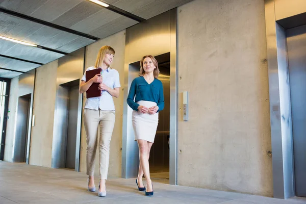 Mulheres Negócios Saindo Elevador Andando Corredor — Fotografia de Stock