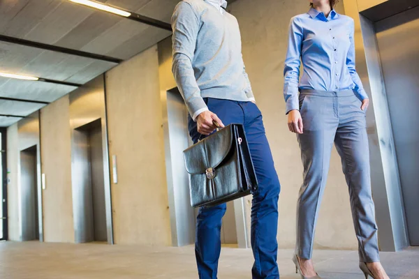 Mann Und Frau Gehen Mit Lederaktentasche Fahrstuhl Durch Den Flur — Stockfoto