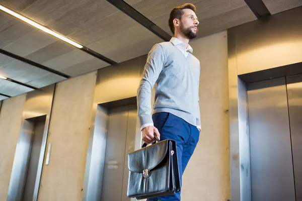 Férfi Sétálnak Folyosón Lift Mellett Bőrönddel Kezükben — Stock Fotó