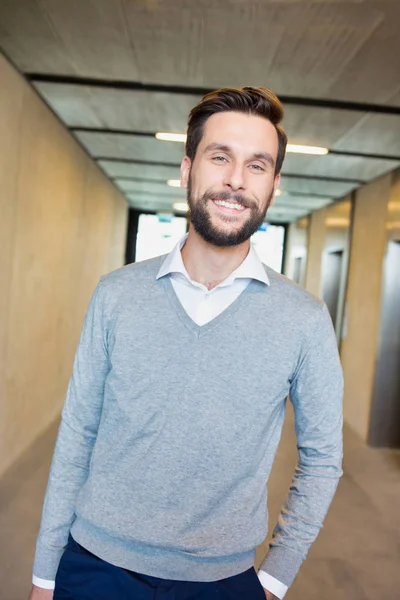 Retrato Empresário Barbudo Atraente Escritório Vestindo Camisa Gravata — Fotografia de Stock