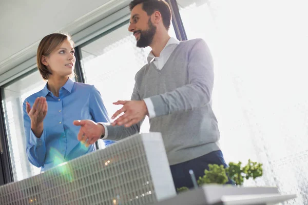 Gruppe Von Architekten Die Ihrem Büro Einer Modellentwicklung Arbeiten — Stockfoto