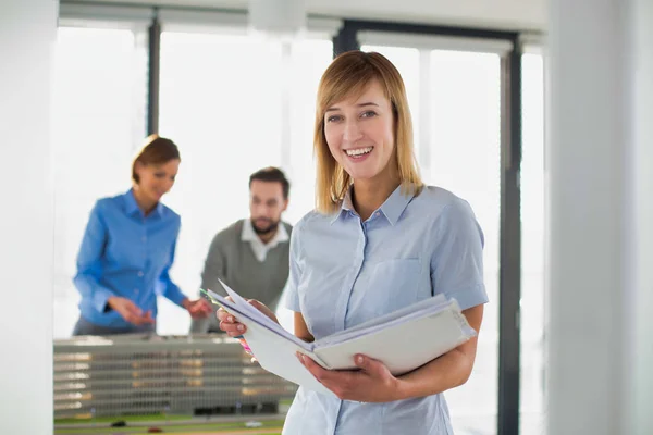 Gruppe Von Architekten Die Ihrem Büro Einer Modellentwicklung Arbeiten — Stockfoto