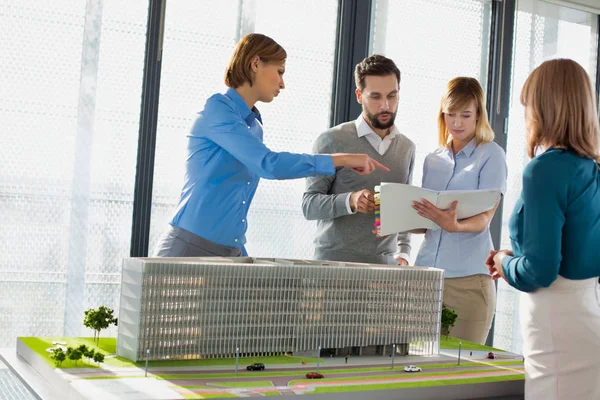 Gruppe Von Architekten Studenten Oder Kunden Bei Der Besichtigung Von — Stockfoto