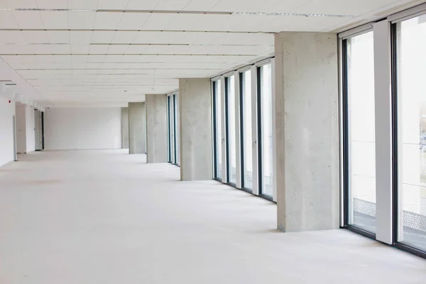 Schönes Industriell Modernes Büro Mit Großen Glasfenstern Und Dicken Betonsäulen — Stockfoto