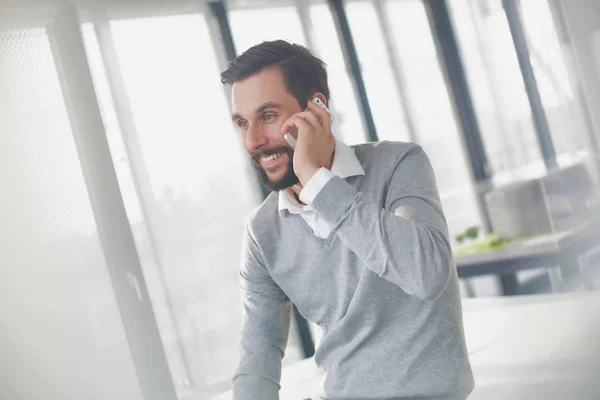 Baard Zakenman Maakt Een Telefoontje Mobiele Telefoon — Stockfoto