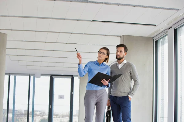 Geschäftsleute Und Makler Begutachten Mögliche Neue Büroflächen — Stockfoto