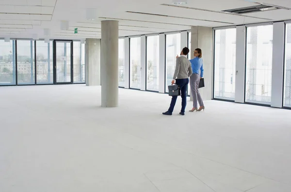 Adamları Emlakçılar Potansiyel Yeni Ofis Alanını Inceliyor — Stok fotoğraf