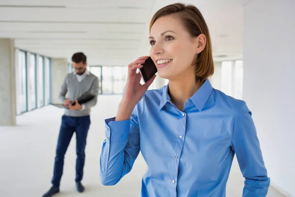 Une Femme Affaires Attrayante Qui Utilise Téléphone Intelligent Bureau — Photo