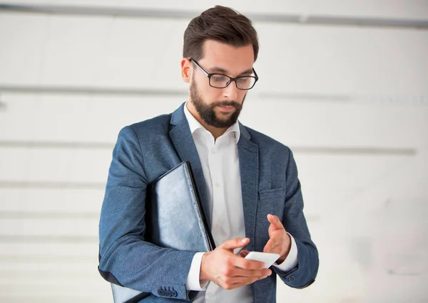 Aantrekkelijke Bebaarde Zakenman Met Behulp Van Een Smartphone Het Kantoor — Stockfoto