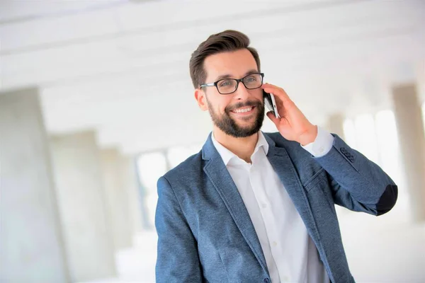 Aantrekkelijke Bebaarde Zakenman Met Behulp Van Een Smartphone Het Kantoor — Stockfoto