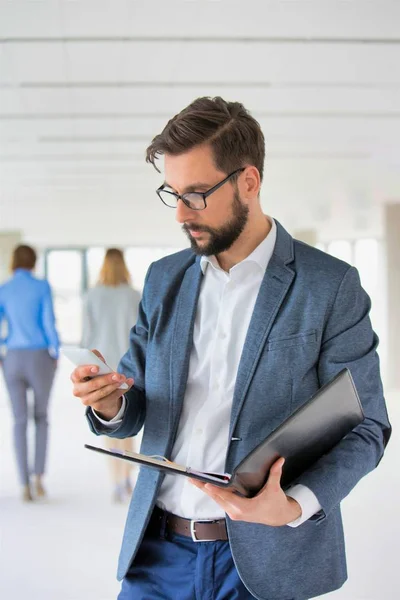 Aantrekkelijke Bebaarde Zakenman Met Behulp Van Een Smartphone Het Kantoor — Stockfoto