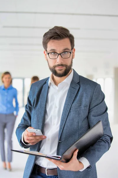 Aantrekkelijke Bebaarde Zakenman Met Behulp Van Een Smartphone Het Kantoor — Stockfoto