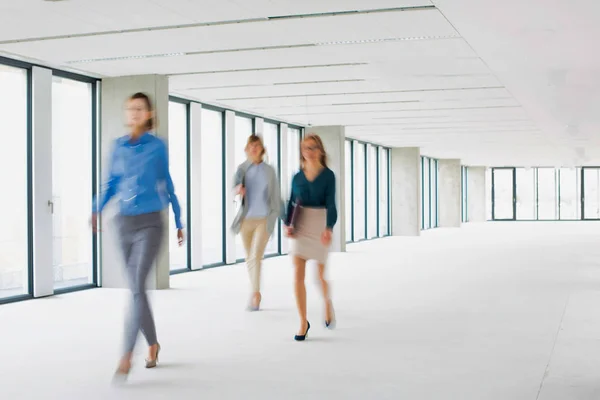 Group Business People Slowly Walking Empty Office — Stock Photo, Image