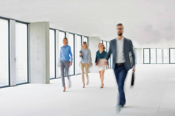Group Business People Slowly Walking Empty Office — Stock Photo, Image