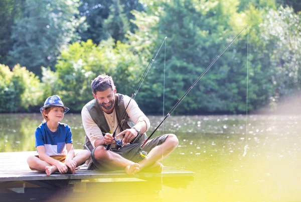 Vader Zoon Vissen Meer Terwijl Zittend Pier — Stockfoto