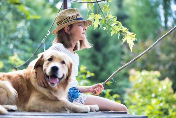 Flicka Och Golden Retriever Hund Sitter Piren — Stockfoto