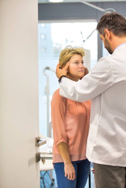 Doktor hastanede olgun bir hastayı tedavi ediyor.