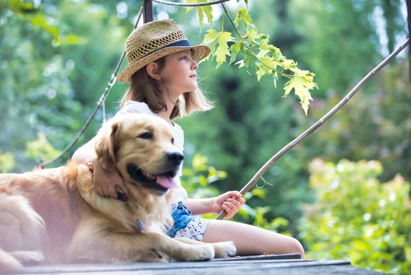 Meisje Golden Retriever Hond Zittend Pier — Stockfoto