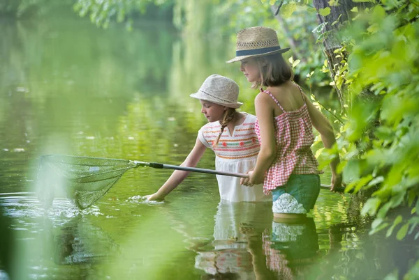Meninas Jovens Pesca Lago Usando Borboleta Rede Pesca — Fotografia de Stock