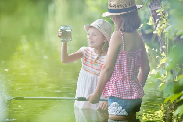 Usmívající Dívky Dívají Sklenici Když Stojí Jezera — Stock fotografie