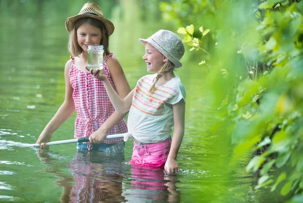 Usmívající Dívky Dívají Sklenici Když Stojí Jezera — Stock fotografie