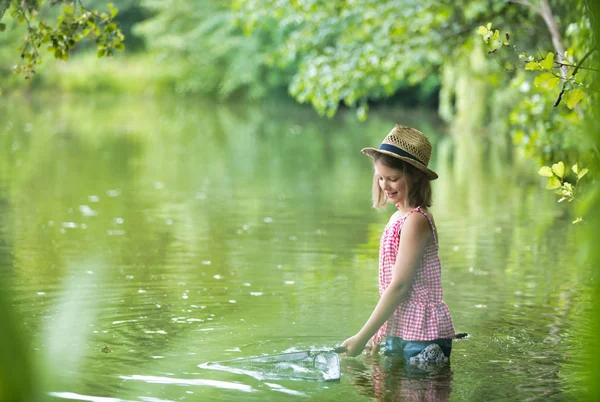 Mladá Dívka Rybaření Jezeře Pomocí Motýla Rybářské Sítě — Stock fotografie