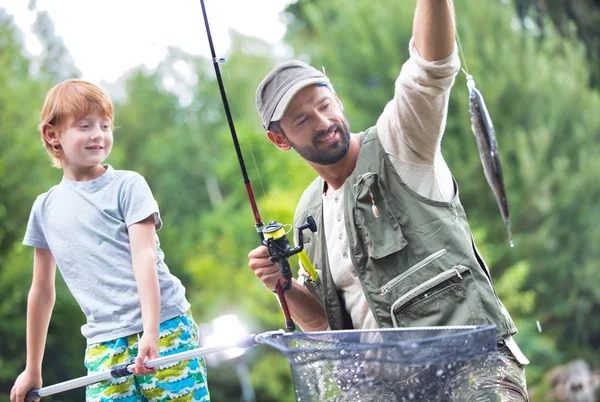 Vater Und Sohn Angeln See Während Sie Auf Der Seebrücke — Stockfoto