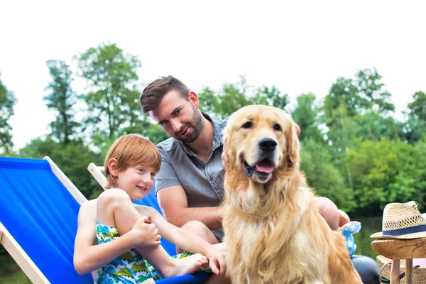 Man Jonge Jongen Strelen Gouden Retriever Pier Tijdens Zomer Weekend — Stockfoto