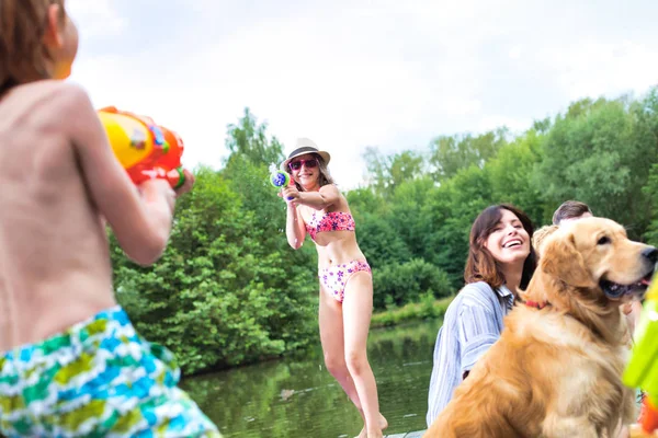 Jong Meisje Spelen Spuiten Geweren Met Haar Broer Pier Zomer — Stockfoto