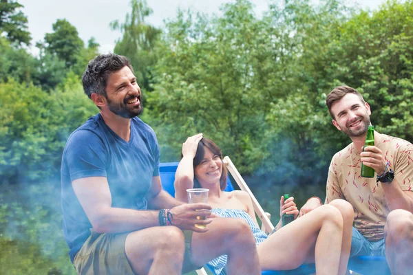 Amigos Felices Disfrutando Fin Semana Verano Muelle — Foto de Stock