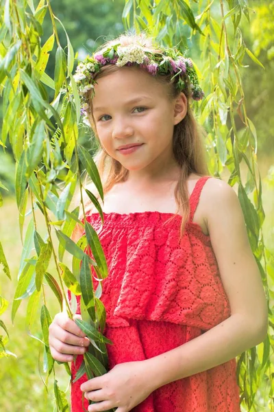 Portrait Smiling Girl Wearing Flowers Standing Amidst Leaves Park — Stockfoto