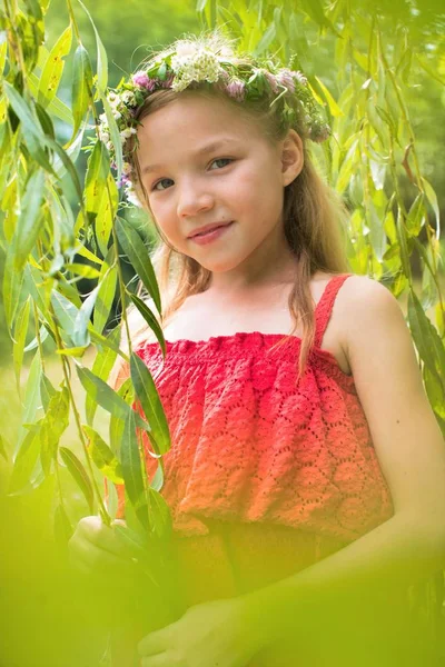 Portrait Smiling Girl Wearing Flowers Standing Amidst Leaves Park — Stock Photo, Image