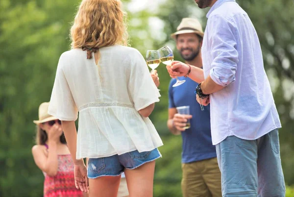 Freunde Trinken Wein Seebrücke — Stockfoto