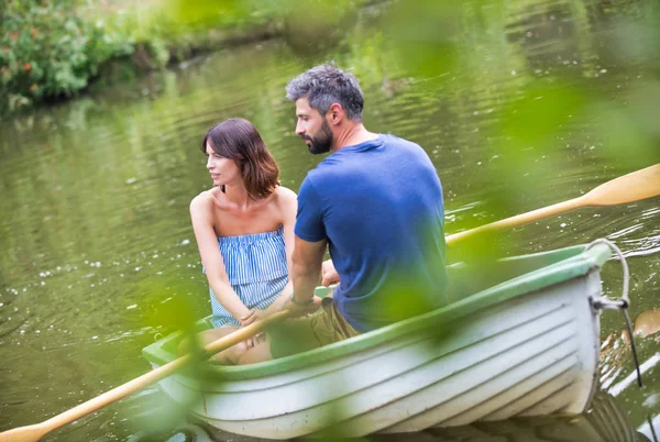 Felice Metà Coppia Adulta Barca Lago Durante Estate — Foto Stock