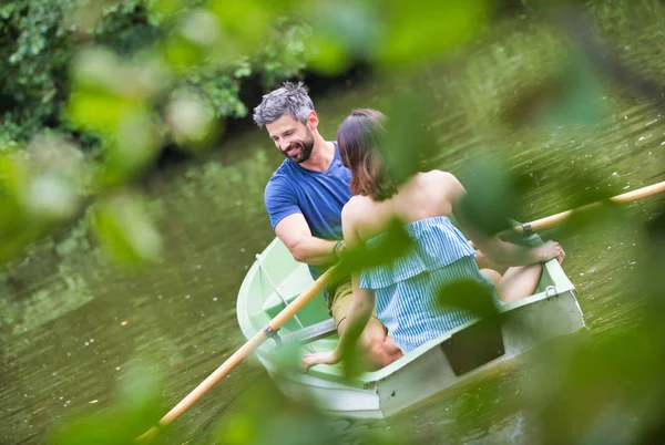 Glückliches Erwachsenes Paar Sommer Beim Bootfahren See — Stockfoto