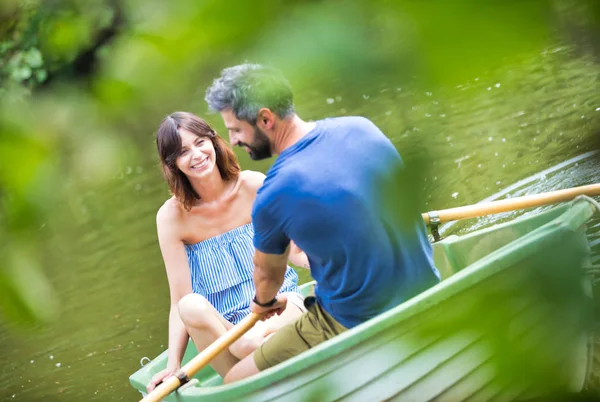 Feliz Pareja Adultos Medio Navegando Lago Durante Verano — Foto de Stock
