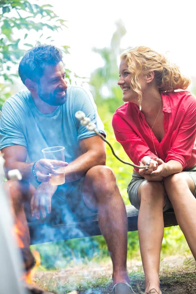 Lächelnder Mann Trinkt Bier Und Eine Frau Grillt Marshmallows Brennenden — Stockfoto