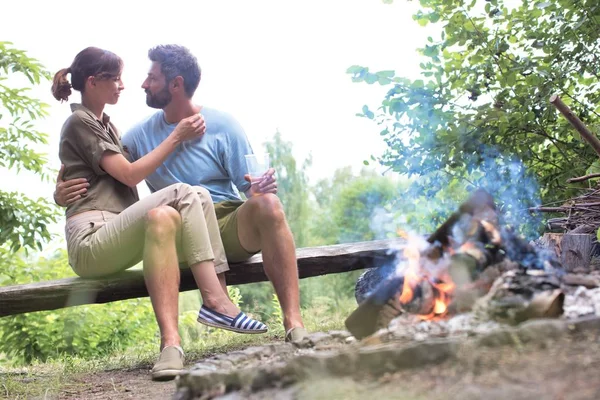 Plan Incliné Couple Romantique Assis Dans Parc Public — Photo